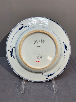 Two Chinese blue and white 'floral' plates with Johanneum Marks, ex-collection of August the Strong, Kangxi/Yongzheng — foto 2