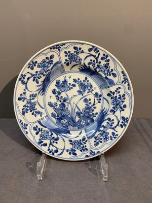 Two Chinese blue and white 'floral' plates with Johanneum Marks, ex-collection of August the Strong, Kangxi/Yongzheng — foto 3