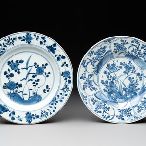 Two Chinese blue and white 'floral' plates with Johanneum Marks, ex-collection of August the Strong, Kangxi/Yongzheng — foto 1