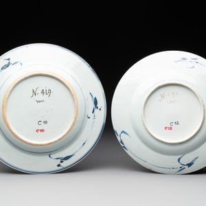 Two Chinese blue and white 'floral' plates with Johanneum Marks, ex-collection of August the Strong, Kangxi/Yongzheng — foto 2