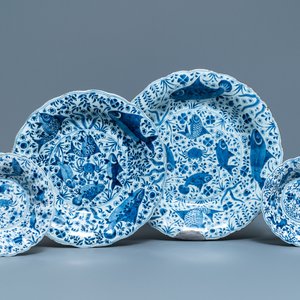 Two Chinese blue and white gadrooned 'crabs and carps' dishes and a pair of plates, Kangxi — 照片 1
