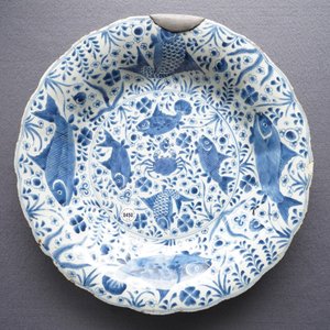 Two Chinese blue and white gadrooned 'crabs and carps' dishes and a pair of plates, Kangxi — 照片 6