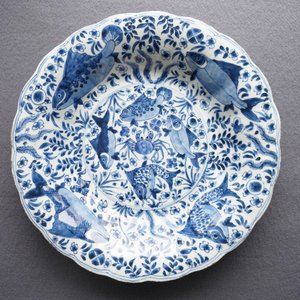 Two Chinese blue and white gadrooned 'crabs and carps' dishes and a pair of plates, Kangxi — 照片 8