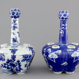 Two Chinese blue and white garlic neck tulip vases, 19th C. — foto 1