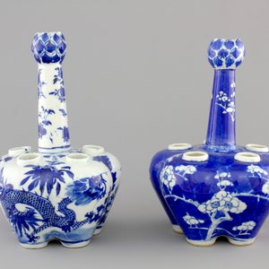 Two Chinese blue and white garlic neck tulip vases, 19th C. — foto 2