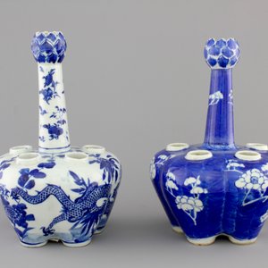 Two Chinese blue and white garlic neck tulip vases, 19th C. — foto 3