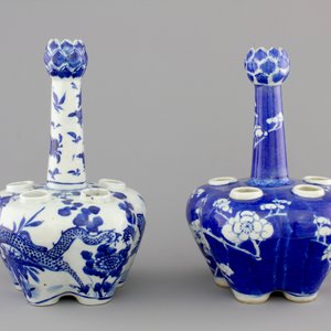 Two Chinese blue and white garlic neck tulip vases, 19th C. — foto 4