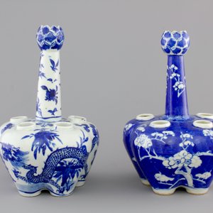 Two Chinese blue and white garlic neck tulip vases, 19th C. — foto 5