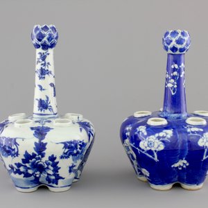 Two Chinese blue and white garlic neck tulip vases, 19th C. — foto 6
