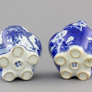 Two Chinese blue and white garlic neck tulip vases, 19th C. — foto 7