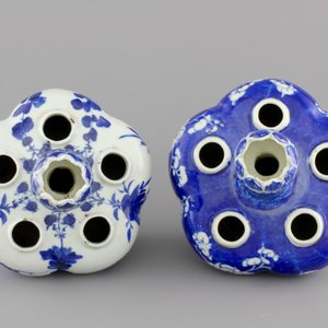 Two Chinese blue and white garlic neck tulip vases, 19th C. — foto 8