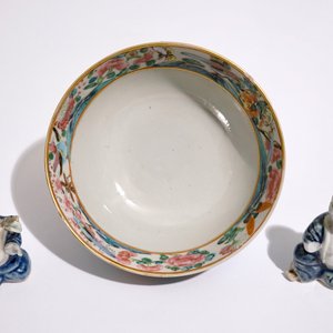 Two Chinese blue and white glazed biscuit figures of boys, Qianlong, and a Canton famille rose bowl, 19th C. — photo 5