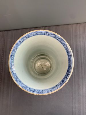Two Chinese blue and white 'gu' vases with landscape and floral panels, Kangxi — photo 6