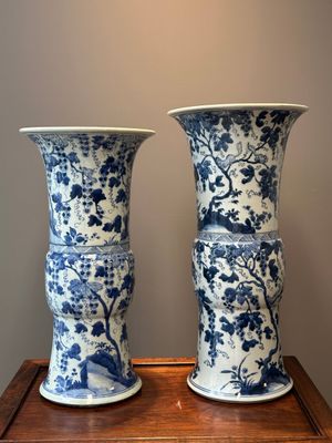 Two Chinese blue and white 'gu' vases with squirrels among grape vines, Kangxi — photo 1