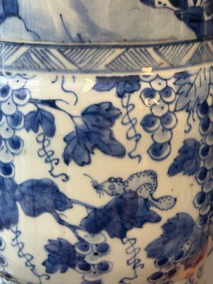 Two Chinese blue and white 'gu' vases with squirrels among grape vines, Kangxi — photo 11