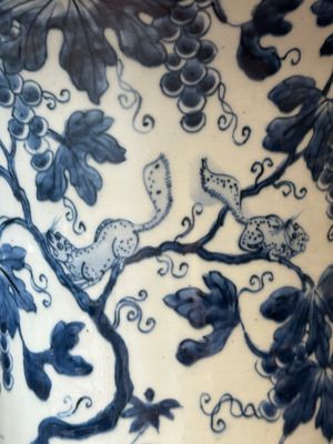 Two Chinese blue and white 'gu' vases with squirrels among grape vines, Kangxi — photo 7