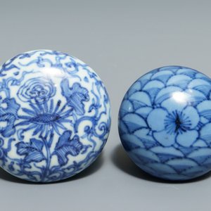 Two Chinese blue and white Hatcher Cargo bowls, two wine cups and two boxes, Transitional period — photo 7