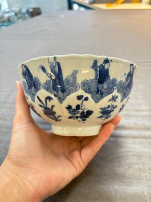 Two Chinese blue and white 'immortals' bowls, Chenghua and Kangxi mark, Kangxi — 照片 2