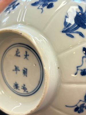 Two Chinese blue and white 'immortals' bowls, Chenghua and Kangxi mark, Kangxi — 照片 8