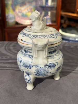 Two Chinese blue and white jars, a stem cup, a bowl and a censer, Chenghua mark, Ming — photo 28