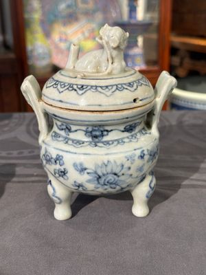 Two Chinese blue and white jars, a stem cup, a bowl and a censer, Chenghua mark, Ming — photo 29