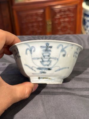 Two Chinese blue and white jars, a stem cup, a bowl and a censer, Chenghua mark, Ming — photo 4