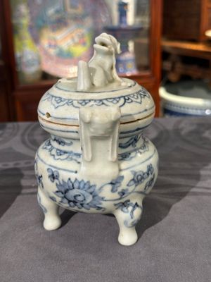 Two Chinese blue and white jars, a stem cup, a bowl and a censer, Chenghua mark, Ming — 照片 30