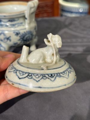 Two Chinese blue and white jars, a stem cup, a bowl and a censer, Chenghua mark, Ming — 照片 31