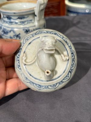 Two Chinese blue and white jars, a stem cup, a bowl and a censer, Chenghua mark, Ming — 照片 32
