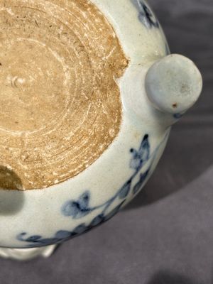 Two Chinese blue and white jars, a stem cup, a bowl and a censer, Chenghua mark, Ming — 照片 41