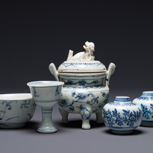 Two Chinese blue and white jars, a stem cup, a bowl and a censer, Chenghua mark, Ming — 照片 1