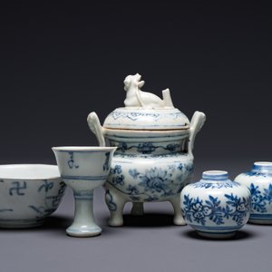 Two Chinese blue and white jars, a stem cup, a bowl and a censer, Chenghua mark, Ming — 照片 2