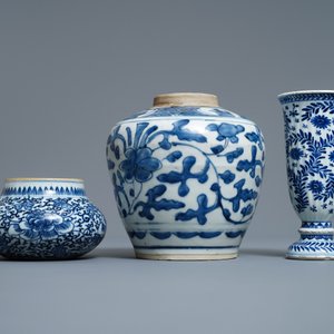 Two Chinese blue and white jars and a beaker, Kangxi/Yongzheng — 照片 3
