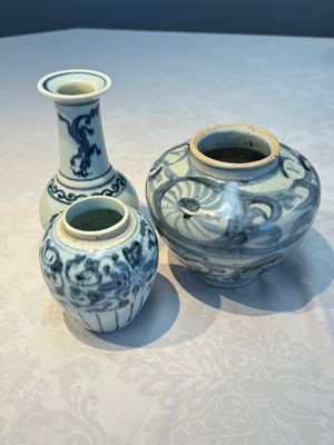 Two Chinese blue and white jars, Ming, and a Japanese blue and white vase, possibly Edo, 18th C. — foto 1