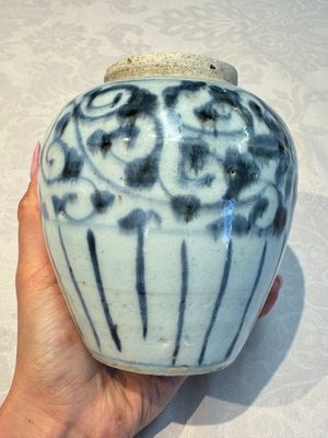 Two Chinese blue and white jars, Ming, and a Japanese blue and white vase, possibly Edo, 18th C. — foto 2