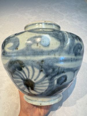 Two Chinese blue and white jars, Ming, and a Japanese blue and white vase, possibly Edo, 18th C. — foto 30