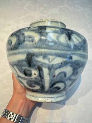 Two Chinese blue and white jars, Ming, and a Japanese blue and white vase, possibly Edo, 18th C. — foto 33
