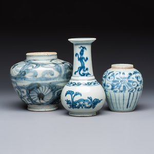 Two Chinese blue and white jars, Ming, and a Japanese blue and white vase, possibly Edo, 18th C. — foto 1