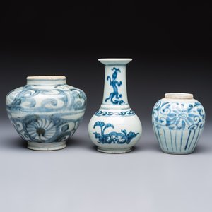 Two Chinese blue and white jars, Ming, and a Japanese blue and white vase, possibly Edo, 18th C. — foto 2
