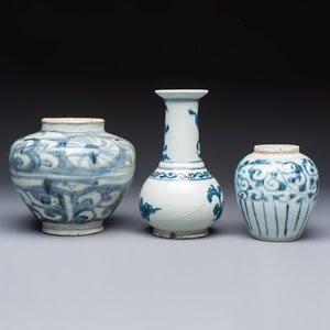 Two Chinese blue and white jars, Ming, and a Japanese blue and white vase, possibly Edo, 18th C. — foto 3
