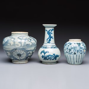 Two Chinese blue and white jars, Ming, and a Japanese blue and white vase, possibly Edo, 18th C. — foto 4