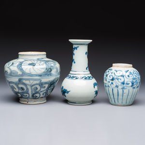Two Chinese blue and white jars, Ming, and a Japanese blue and white vase, possibly Edo, 18th C. — foto 5