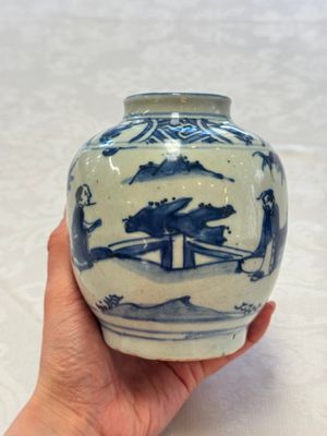 Two Chinese blue and white jars with figural and floral design, late Ming — photo 10
