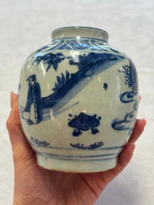 Two Chinese blue and white jars with figural and floral design, late Ming — photo 11