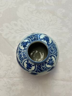 Two Chinese blue and white jars with figural and floral design, late Ming — photo 16