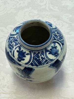 Two Chinese blue and white jars with figural and floral design, late Ming — photo 17