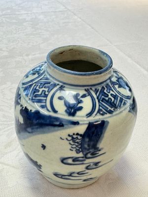 Two Chinese blue and white jars with figural and floral design, late Ming — photo 18
