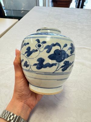 Two Chinese blue and white jars with figural and floral design, late Ming — photo 3