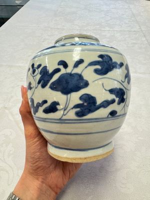 Two Chinese blue and white jars with figural and floral design, late Ming — photo 4