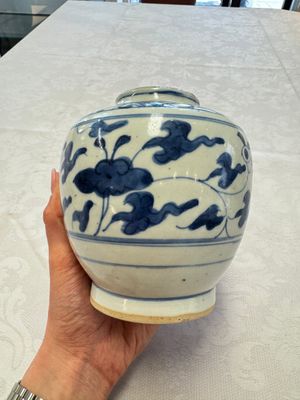 Two Chinese blue and white jars with figural and floral design, late Ming — photo 5